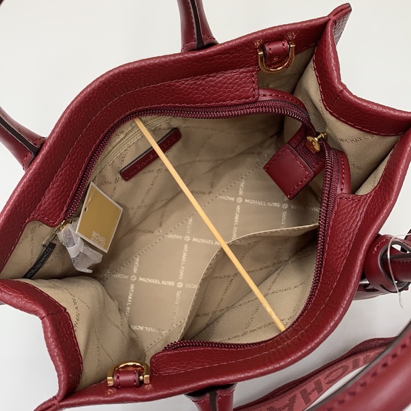 MICHAEL KORS
Mirella Small Logo Embossed Pebbled Leath
Crossbody Bag
DARK CHERRY - Picture 9 of 16